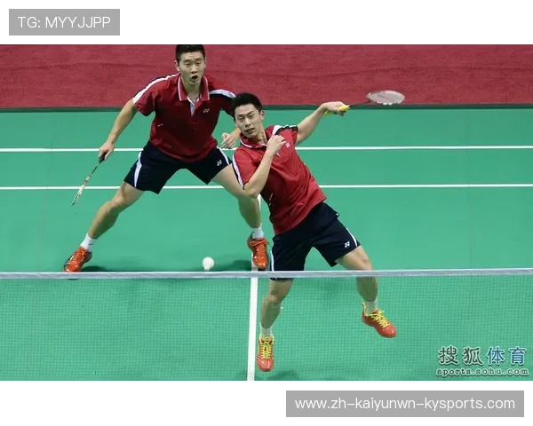 羽毛球双打发短球